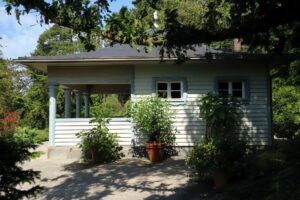 Gartenhaus mit Terrasse planen: Platz, Bauweise und Kosten