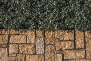 Gartenmauer aus Sandstein planen und fachgerecht bauen
